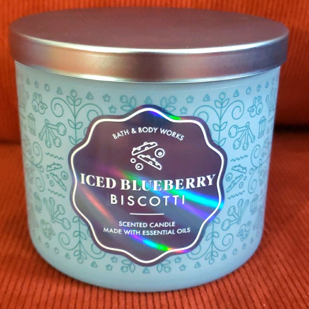 *2 for $40* Bath & Bodyworks Iced Blueberry Biscotti Candle